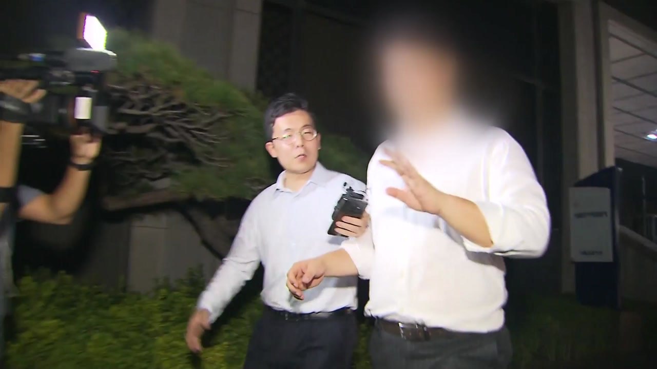 검찰, '가족펀드' 의혹 관련 압수수색...조국 장관, 국무회의 참석 뒤 출근 / YTN