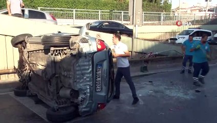 Avcılar'da ıslak zeminde kontrolden çıkan araç takla attı