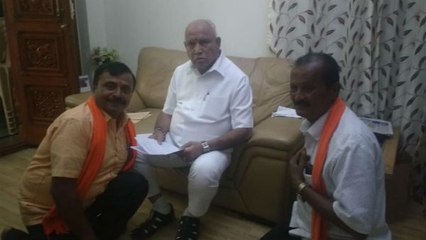 ಅಭಿಮಾನಿಗೆ ಚಪ್ಪಲಿ ಉಡುಗೊರೆ ಕೊಟ್ಟ ಸಿಎಂ | Oneindia Kannada