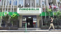 - Bayraktar, fındık fiyatının düşüş nedenlerini açıkladı- FİSKOBİRLİK Yönetim Kurulu Başkanı Lütfi Bayraktar:- “Yabancı alıcılara pazarı etkileyecek boşluk alanlar bırakıyoruz ve bunlar da bu açık kapıyı devamlı zorlayarak Türk fın...
