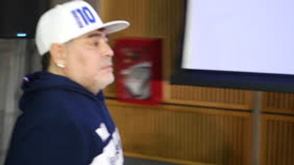 كرة قدم: الدوري الأرجنتيني: وراء الكواليس – نادي جيمناسيا لا بلاتا يرحّب بمارادونا