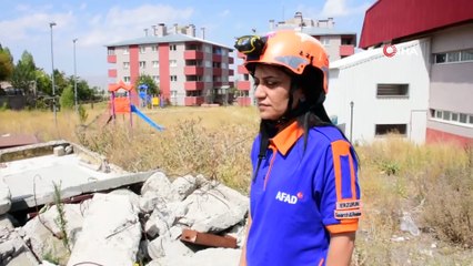 10 yaşındaki Naz gerçeği aratmayan deprem tatbikatına katıldı