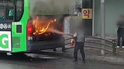 달리던 시내버스서 불...승객들 대피 / YTN