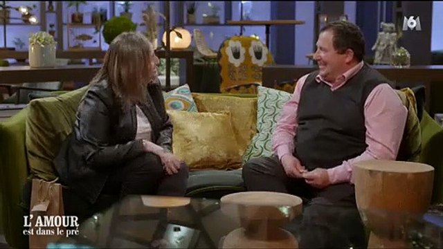 En plein speed-dating, une prétendante fond en larmes devant un des agriculteurs de L'amour est dans le pré