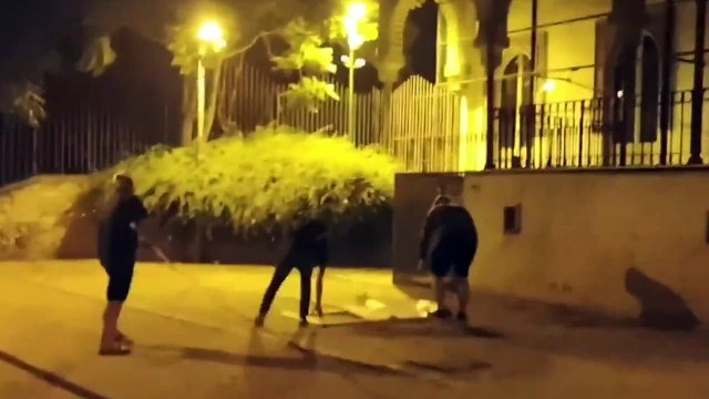 Constitucionalistas retiran pancartas a favor de los golpistas encarcelados de noche y con la cara descubierta