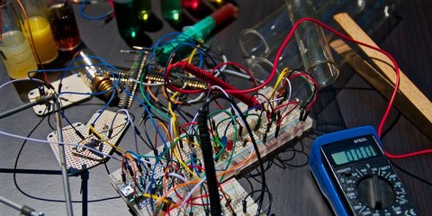 Un creativo "youtuber" comparte un tutorial para crear un destello luminoso a partir de agua y sonido