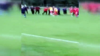 Hazırlık maçı öncesi futbolcular birbirine girdi