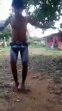 Un exploit vraiment incroyable, ce garçon a réalisé 30 saltos simultanément