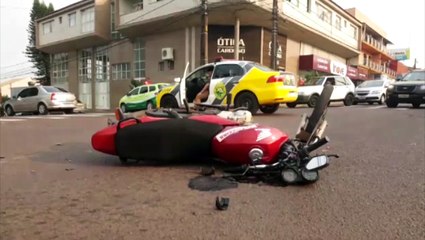 Carro e moto batem na Avenida Carlos Gomes