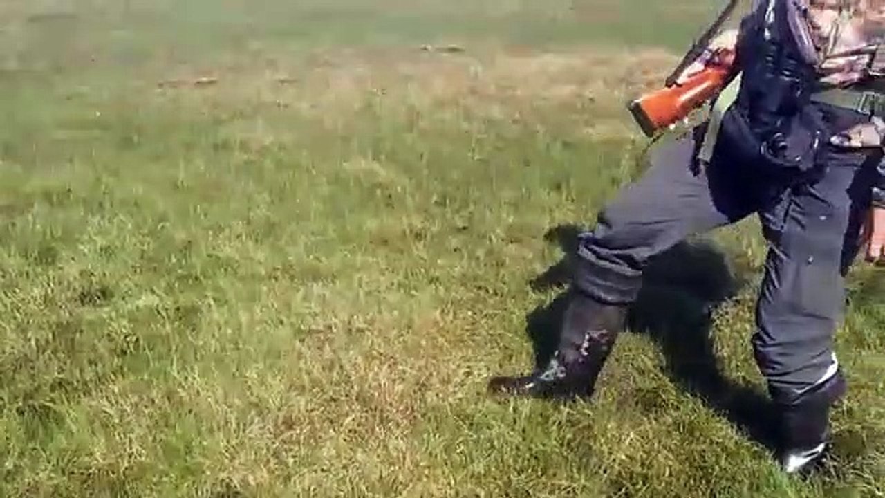 Mette il piede sul terreno. Non immaginerai mai cosa succede