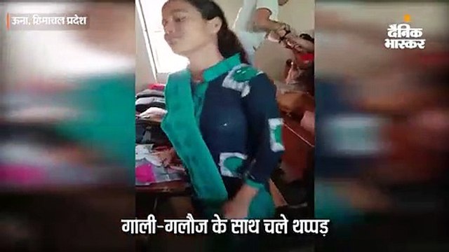 कॉलेज के क्लास रूम में भिड़ी छात्राएं