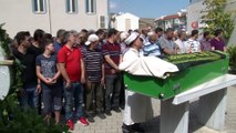 Tuzla'da merdiven boşluğuna düşerek hayatını kaybeden 14 yaşındaki Demirhan toprağa verildi