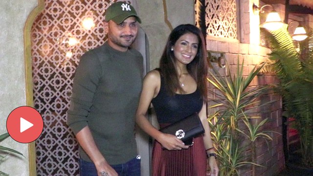 Viral Video : Harbhajan Singh With Wife Geeta Basra At Bayroute Juhu || Oneindia Telugu