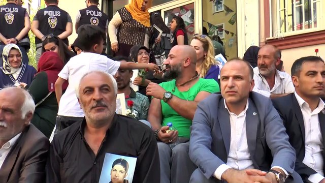 Oturma eylemi yapan Diyarbakır annelerine 7 yaşındaki Memati'den destek - DİYARBAKIR