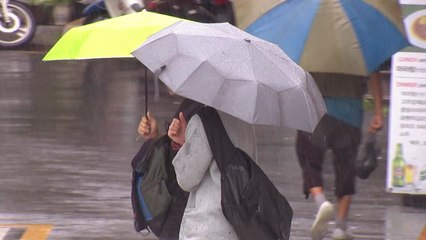 [날씨] 계속되는 '가을장마'...중부 200mm 호우 / YTN