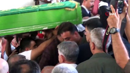 Kazada yaralanan Emniyet Müdürü eşini son yolculuğuna sedye üzerinde uğurladı