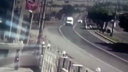 Öğrenci servisi ile otomobilin çarpışması kameraya yansıdı
