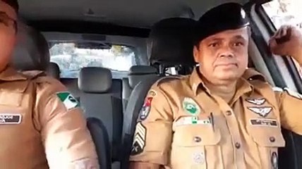 Vídeo: Policial se aposenta após 35 anos e se emociona com homenagem de colegas de farda