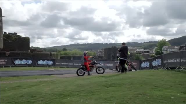 Ejecutan una de las acrobacias de motocross más complicadas que existen