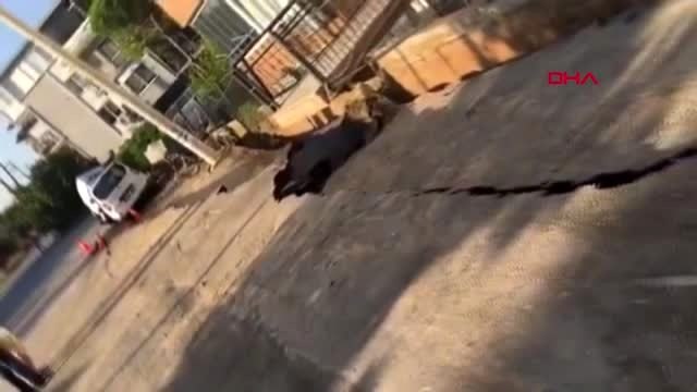 İzmir'de, istinat duvarı çöktü - çökme anı kamerada