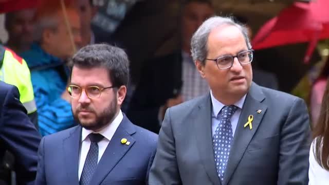Torra es recibido con gritos de 'traidores' en la ofrenda floral al Fossar