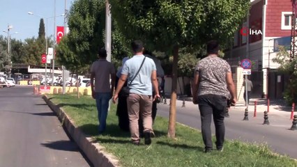 Kocası ve iki çocuğu kavgada ölen kadın oturma eylemi başlattı