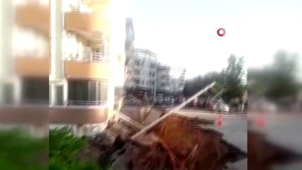 Apartmanın istinat duvarı çöktü, 2 otomobil göçük altında kaldı