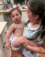 Ce bébé ne reconnaît pas son père sans barbe pour la première fois !
