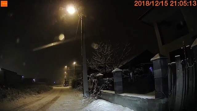 Ce conducteur prend sans le vouloir un raccourci par les champs sous la neige...