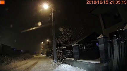 Ce conducteur prend sans le vouloir un raccourci par les champs sous la neige...