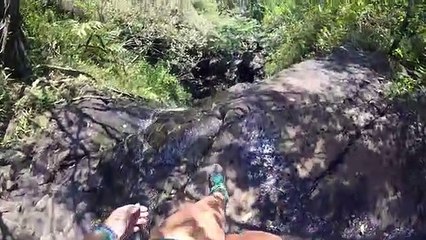 Elle se rapproche beaucoup trop du bord d'une chute d'eau à Hawaï etglisse