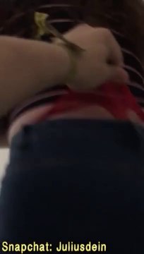 Tous les jours il s'amuse à tirer la culotte de sa copine