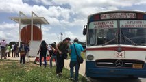 Un autobús “vintage” transporta  pasajeros hacia la Caracas futura