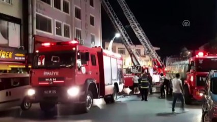 Yangına müdahale ederken düşen itfaiyeci yaralandı - KOCAELİ