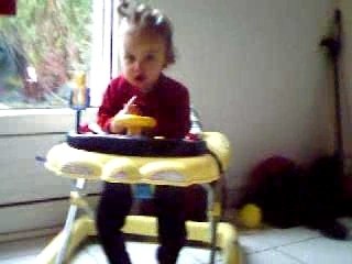 Liza et son trotteur!!