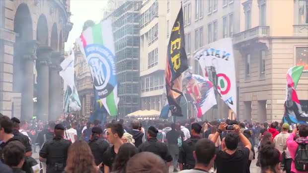 Aficionados de Inter de Milán marchan por la ciudad