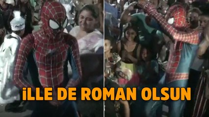 Romanlar çaldı, Örümcek Adam oynadı