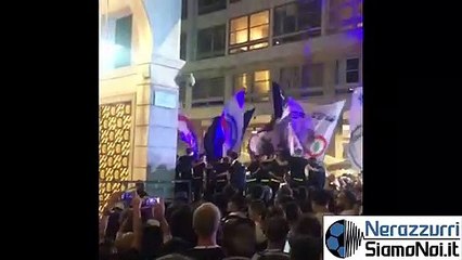 Inter, la squadra salta al coro "Chi non salta rossonero è"