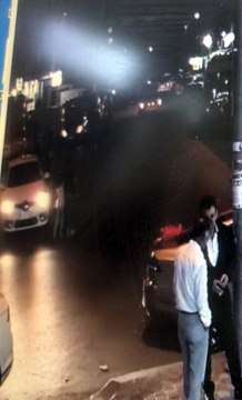 (Özel) Küçük kız aracın altında kaldı, vatandaşlar aracı elleriyle kaldırdı