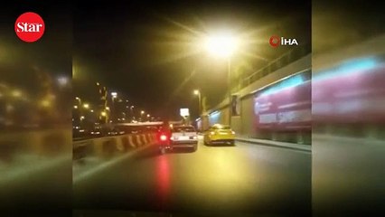 Kazaya davetiye çıkardılar...Motosiklet sürücüsü ayağıyla otomobil itti