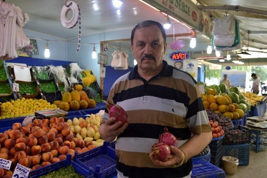 Pazar tezgahlarında yerini alan ejder meyvesi, hem şekli hem de fiyatıyla şaşırtıyor
