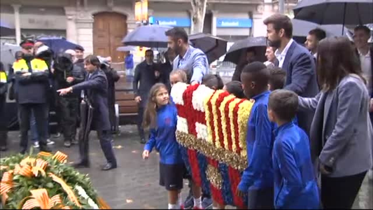 Piqué encabeza la ofrenda floral del FC Barcelona por la Diada