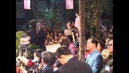 เป๊ะปังมากวินาทีท่านผู้หญิงศรีรัศมิ์ สุวะดี เดินแบบผ้าไหมต่อหน้าพระพันปีหลวง สวยกว่าราชินีนุ้ย สุทิดา ร้อยเท่า!!!