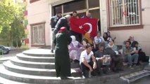 Çocuklarını arayan aileler, HDP binası önünde Türk bayrağı açtı