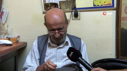 60 yıldır yıpranan kumaşları örgü tekniği ile dikiyor