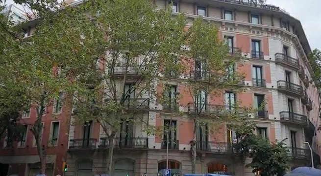 Ponen el himno de España desde un balcón mientras Torra hacía la ofrenda