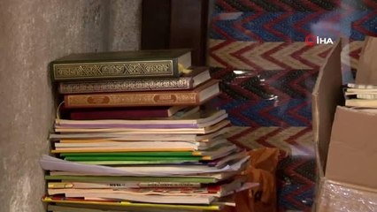 Eyüp Sultan Camisi'nde Kur'an-ı Kerim ve ilmihal kitaplarının yere bırakılmasına tepki