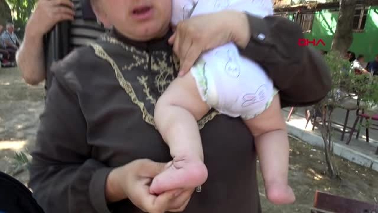 İzmir ailesiyle parkta yaşayan bebeğin tedavisi için gerekli ayakkabısı alındı