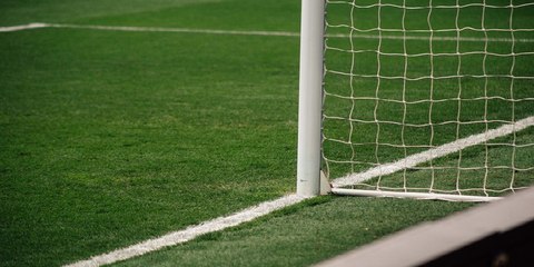 Marca un espectacular golazo mientras está "tumbado a la bartola" en el césped