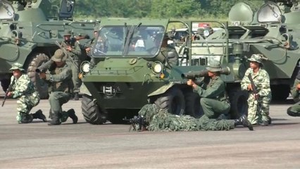 Descargar video: Venezuela: schierato esercito al confine con la Colombia